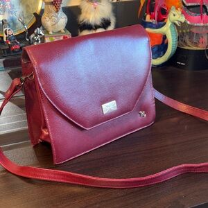 EUC VINTAGE red burgundy leather crossbody bag features a distinctive gold-t